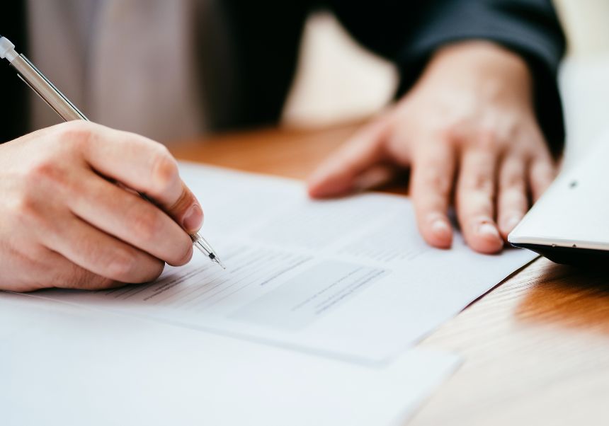 Firmant un document